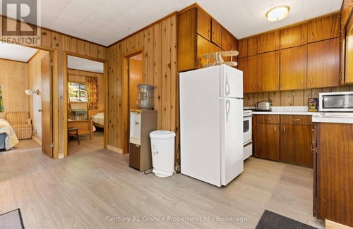 Ryerson Cottage | Cozy 2 bedroom Wood Cottage