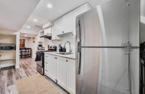 The Peanut Apartment | Cozy 2 BR Bsmt Apt | Free Parking, Mins to Senaca