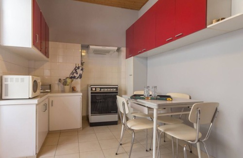 La Bernerie-en-Retz Cottage | Cozy 2-BR Cottage Steps from Beach with Enclosed Garden & Fishing Gear