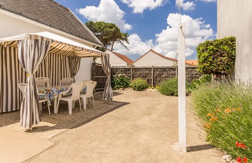 La Bernerie-en-Retz Cottage | Cozy 2-BR Cottage Steps from Beach with Enclosed Garden & Fishing Gear