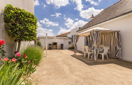 La Bernerie-en-Retz Cottage | Cozy 2-BR Cottage Steps from Beach with Enclosed Garden & Fishing Gear