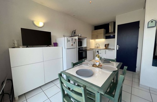 Vendres House | Cozy 2-BR Cabin with BBQ, Pool Access, 600m from Beach, Parking, Sleeps 4
