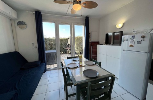 Vendres House | Cozy 2-BR Cabin with BBQ, Pool Access, 600m from Beach, Parking, Sleeps 4