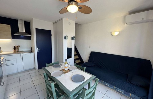 Vendres House | Cozy 2-BR Cabin with BBQ, Pool Access, 600m from Beach, Parking, Sleeps 4