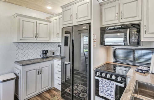 Pine Grove House | Cozy 2-Guest RV on Nature Farm