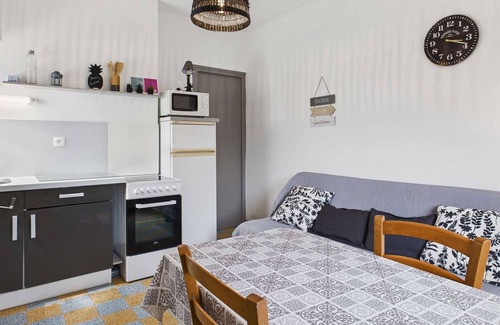 Marseillan Plage Apartment | Cozy 2-Room Apartment with Large Terrace for 5, Pet-Friendly, Parking Included