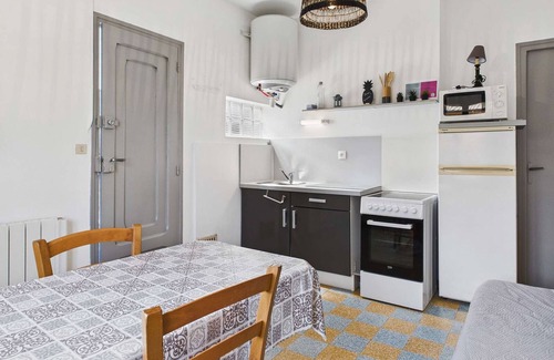 Marseillan Plage Apartment | Cozy 2-Room Apartment with Large Terrace for 5, Pet-Friendly, Parking Included