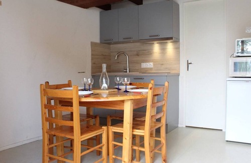 La Remigeasse Apartment | Cozy 2-Room Apt with Balcony, 600m from Beach - Sleeps 4, Free Parking