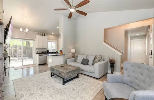 Folsom Cottage | Cozy 2-Story Cottage Near Historic Folsom!