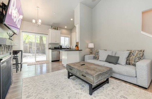 Folsom Cottage | Cozy 2-Story Cottage Near Historic Folsom!