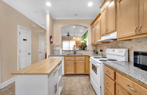 Concord House | Cozy 2B Townhouse - Hot Tub