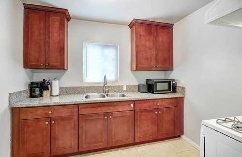 Alhambra Apartment | Cozy 2B1B Retreat: Great Transit & Quiet Street