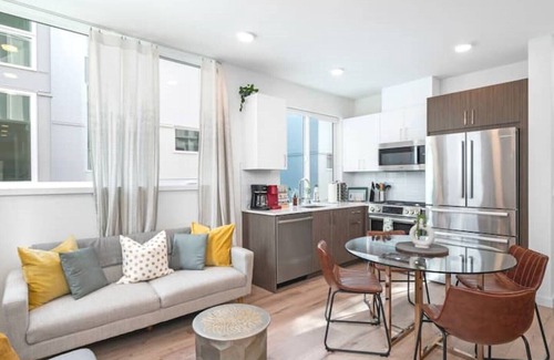 Broadway House | Cozy 2B2B Heart of CapHill (Pet Friendly)