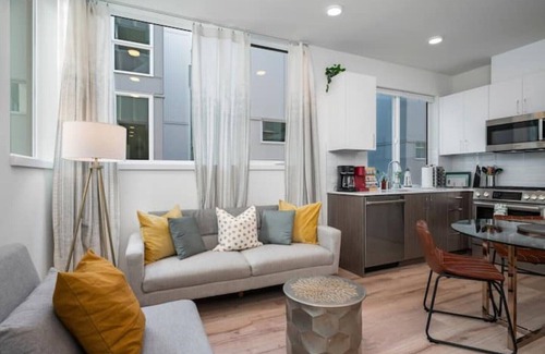 Broadway House | Cozy 2B2B Heart of CapHill (Pet Friendly)