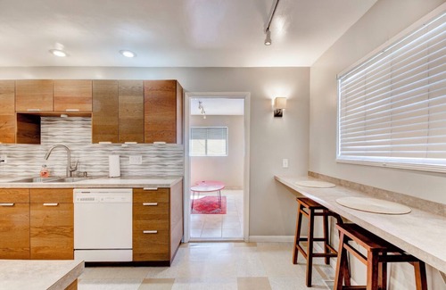 Highland Business Condo | Cozy 2bd 1ba near Nob Hill Garage & AC