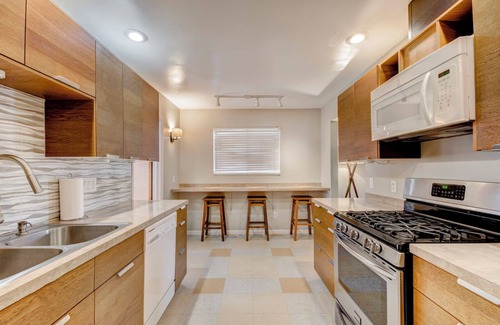 Highland Business Condo | Cozy 2bd 1ba near Nob Hill Garage & AC