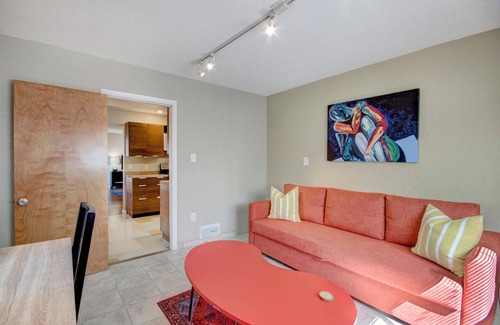 Highland Business Condo | Cozy 2bd 1ba near Nob Hill Garage & AC