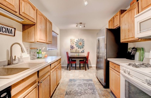 Pueblo Alto Condo | Cozy 2bd/1ba Nob Hill home Garage Parking