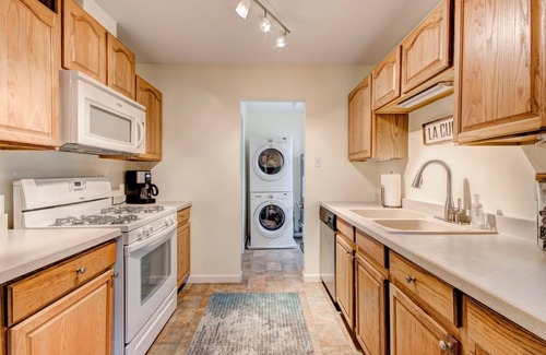 Pueblo Alto Condo | Cozy 2bd 2ba near Nob Hill home Garage Parking