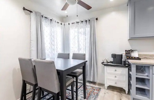 Los Angeles Apartment | Cozy 2bd/2ba residential unit with free parking