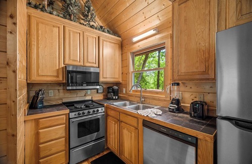 Wears Valley Cabin | Cozy 2BD Cabin w/HOT TUB! Pool Table + Near TOWN!