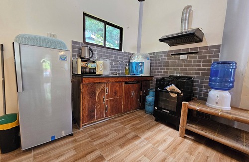 Catarman House | Cozy 2BD home with Starlink, Netflix, AC and parking