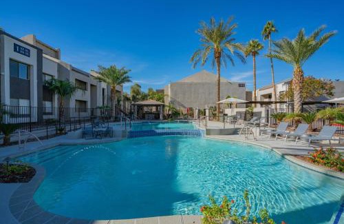 Cox Heights Apartment | Cozy 2BD - Parking, Gym, Pool - Sleeps 8 - 5 Min Casino