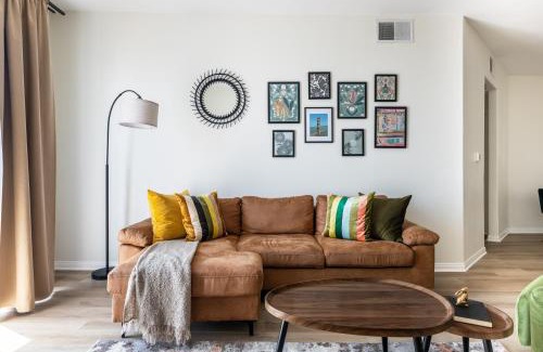 Del Rey Apartment | Cozy 2BD Retreat in MarinaDelRey!Free Parking&Pool