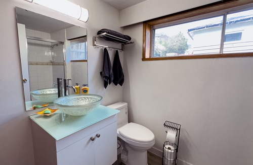Marpole House | Cozy 2BD Suite Near Marine Gateway