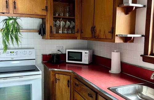 Downtown Niagara Falls House | Cozy 2BD Vintage Home with Parking | 8 min to Niagara falls| Hot Shower, 65” TV