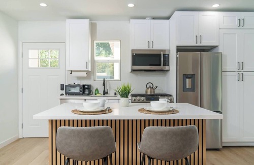Crescenta Highlands House | Cozy 2BDR House with Fenced-in Yard