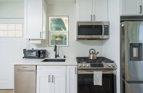 Crescenta Highlands House | Cozy 2BDR House with Fenced-in Yard
