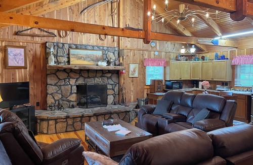 Chilhowie Cabin | Cozy 2bedroom mountain cabin on 18 acres near the Appalachian Trail