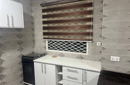 Kumasi House | Cozy 2Bedroom w/Queen Beds + vibrant Living Room + Hi-speed WiFi + Kitchen