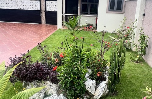 Kumasi House | Cozy 2Bedroom w/Queen Beds + vibrant Living Room + Hi-speed WiFi + Kitchen