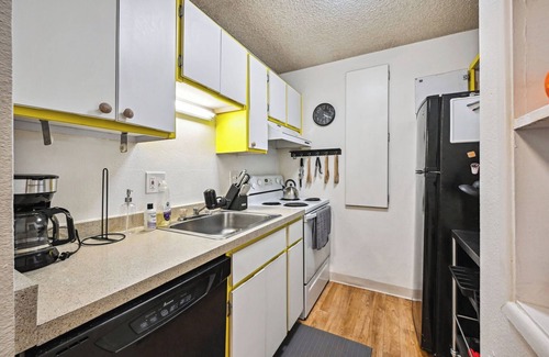 Southeast Apartment | Cozy 2BR/1BA Apt - Close to Denver University!