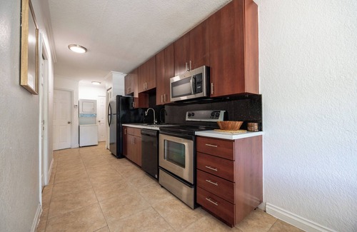 South Middle River House | Cozy 2BR/1Bath Oasis Near Las Olas with Backyard