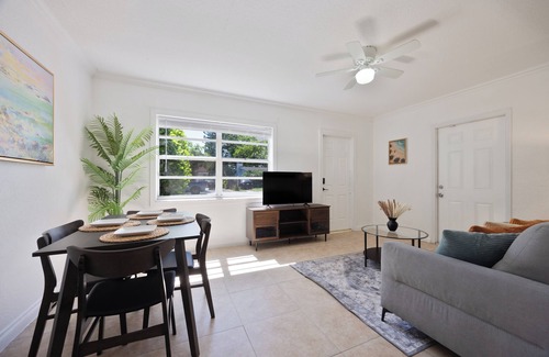 South Middle River House | Cozy 2BR/1Bath Oasis Near Las Olas with Backyard