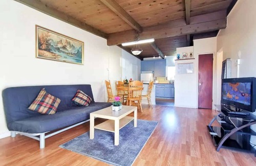 Richmond Annex Apartment | Cozy 2BR 1Bath with Parking near Univ of Berkeley