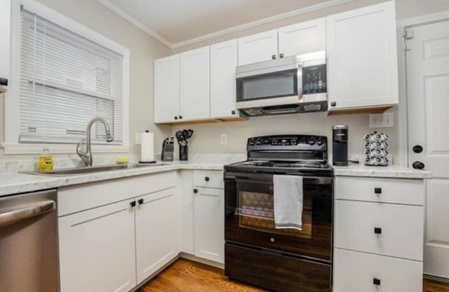 Biddleville Apartment | Cozy 2BR/2BA Close to Downtown NFL Panther Stadium