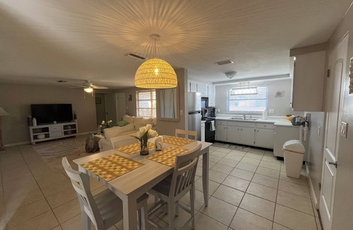 Venice Gardens House | Cozy 2BR/2BA Venice Getaway – Sleeps 6nnModern beach house close to beaches