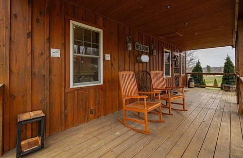 West Columbia Cabin | Cozy 2BR 2Bath Cabin, minutes from OU, Hocking Hills, Zaleski Forest.