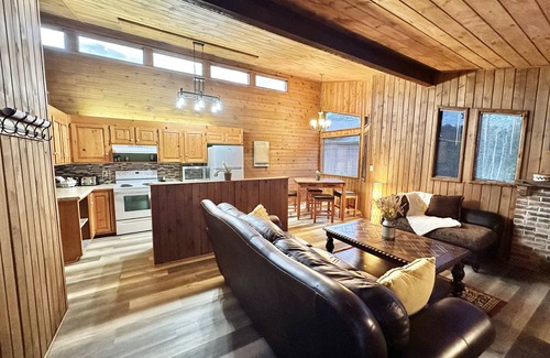 Campobello Cabin | Cozy 2br Bear Den Cabin in Campobello SC, on the upcoming Saluda Grade Trail.