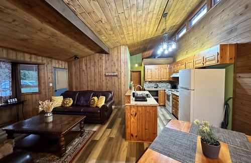 Campobello Cabin | Cozy 2br Bear Den Cabin in Campobello SC, on the upcoming Saluda Grade Trail.