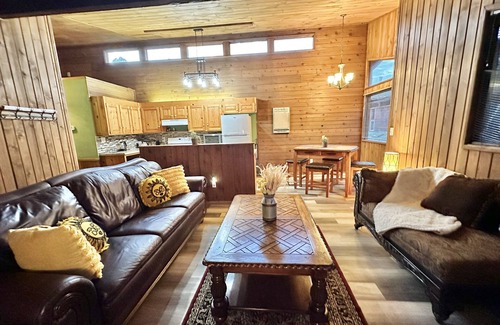 Campobello Cabin | Cozy 2br Bear Den Cabin in Campobello SC, on the upcoming Saluda Grade Trail.
