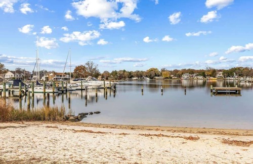 Edgewater House | Cozy 2BR Bungalow near Beach & Dock