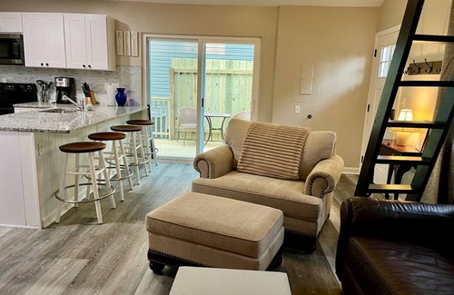 Edgewater House | Cozy 2BR Bungalow near Beach & Dock