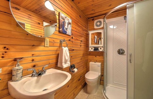Blountville Cabin | Cozy 2BR Cabin by the Creek