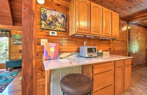 Blountville Cabin | Cozy 2BR Cabin by the Creek