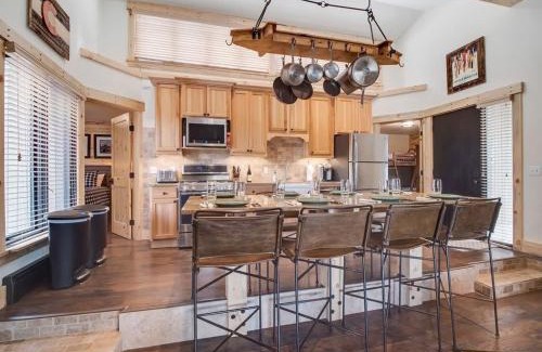 Peak 8 House | Cozy 2BR Condo Near Peak 8 and Town with Hot Tub Access